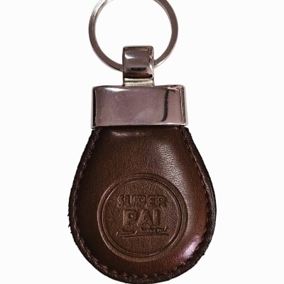 Porta-chaves em pele castanha com texto gravado SUPER PAI