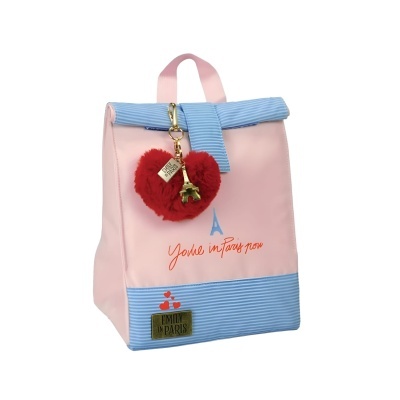 Mochila rosa e azul com chaveiro de coração vermelho e texto 'You're in Paris now'.