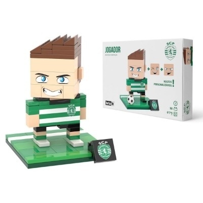 Figura de construção jogador de futebol verde e branco com caixa ao lado