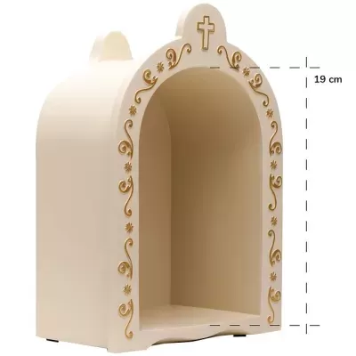 Oratório branco com detalhes dourados e cruz no topo