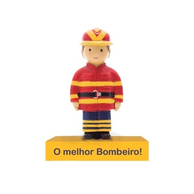 Figura de bombeiro em plástico com base amarela e texto