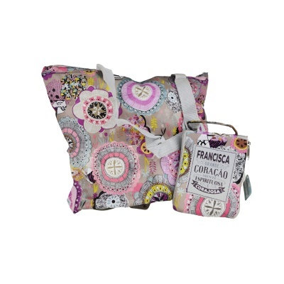 Duplo conjunto de bolsas em tecido com padrão floral colorido e texto em etiqueta