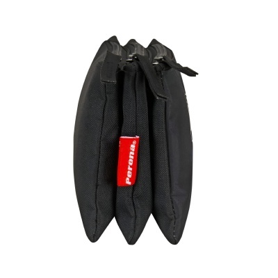 Mala preta de tecido com três compartimentos e etiqueta vermelha Perrata vista lateral