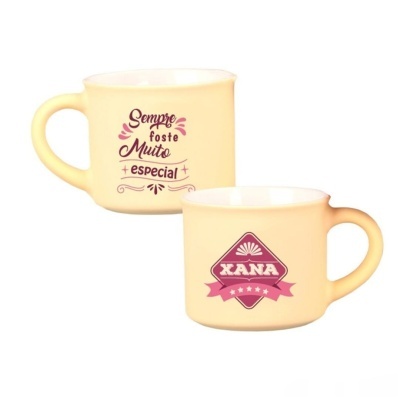 Duas canecas cor creme com texto em rosa