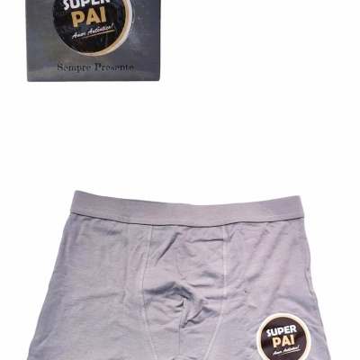 Boxer cinza claro para homem com etiqueta 'SUPER PAI Amor Infinito' e embalagem com o mesmo desenho