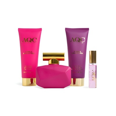 Conjunto de produtos AQC com creme, perfume e roll-on em tons rosa e roxo, detalhes dourados