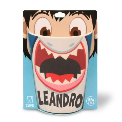 Copo reutilizável com design de boca de tubarão e nome 'LEANDRO'