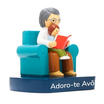 Figurinha decorativa de avô a ler para neto com texto 'Adoro-te Avô'