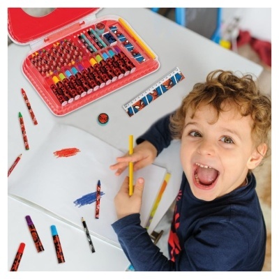 Menino desenhando com material de desenho do Homem-Aranha