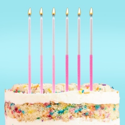 Bolo de aniversário com velas acesas cor-de-rosa e branca