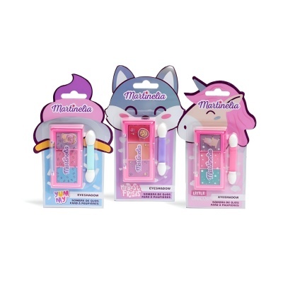 Três caixas coloridas de sombra de olhos Martinelia com pincéis em embalagens temáticas