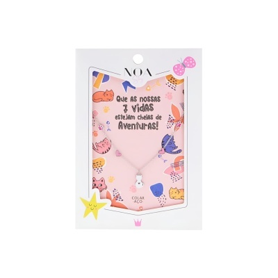 Colar em aço com pendente de coelho numa embalagem rosa decorada com animais e flores