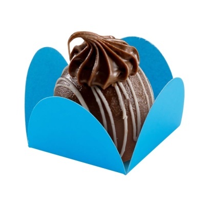 Docinho de chocolate com chantilly numa forminha azul