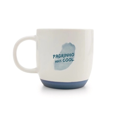 Caneca branca com base azul e texto azul