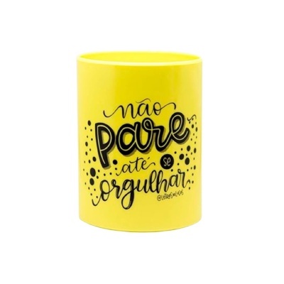 Caneca cerâmica amarela com texto e detalhes pretos