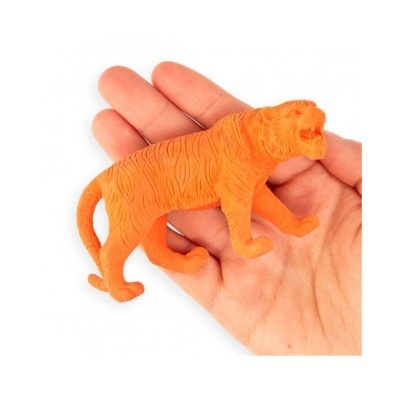 Figura de tigre laranja em mão sobre fundo branco