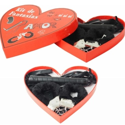 Caixa vermelha em forma de coração com acessórios de fantasia dentro