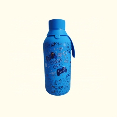 Garrafa azul com desenhos de videojogos e texto GAME ON