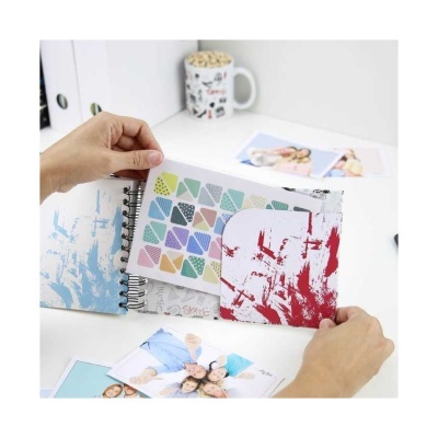 Caderno aberto com padrões coloridos num escritório branco