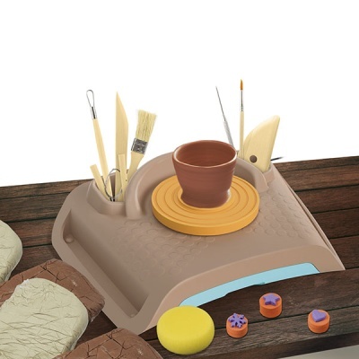 Base de moldagem com roda giratória amarela e vaso castanho com ferramentas de modelagem