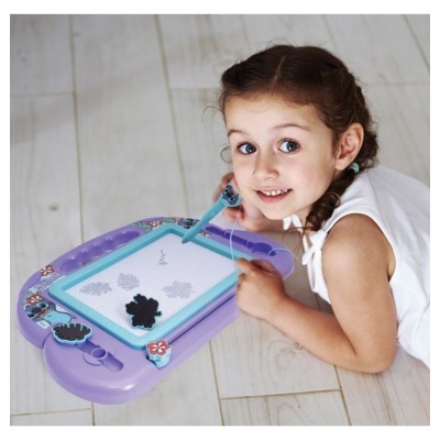 Criança a usar tabuleiro de desenho magnético lilás com moldura azul