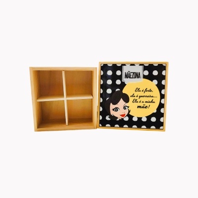 Caixa de madeira com quatro compartimentos e tampa decorada com texto e ilustração