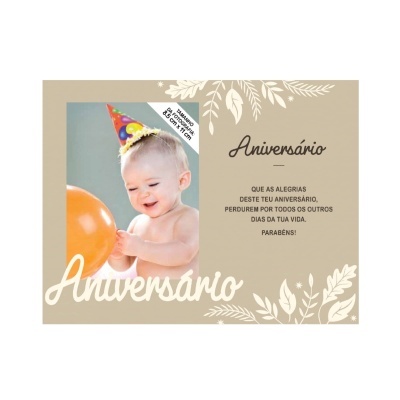 Cartão de aniversário com bebé e texto em português sobre fundo bege decorado com folhas brancas