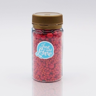 Frasco com pérolas vermelhas e etiqueta 'Just add Love'