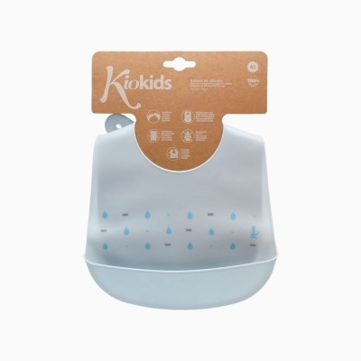 Babete de silicone azul claro para crianças com gotas azuis da marca KioKids