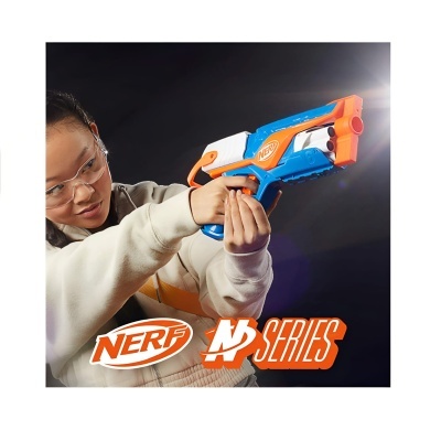 Pistola Nerf azul, laranja e branco em ação com texto promocional