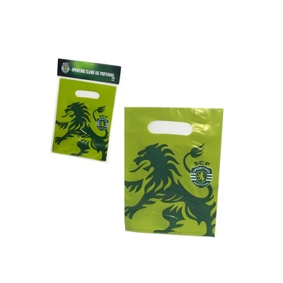 Duas sacolas plásticas verdes com estampa de leão e emblema do Sporting Clube de Portugal