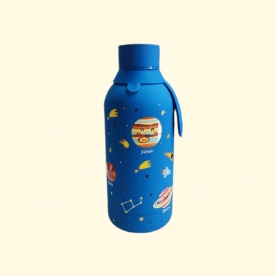 Garrafa azul decorada com planetas e estrelas