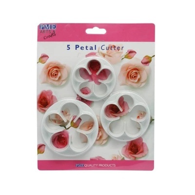 Conjunto de cortadores de pétalas de plástico branco em embalagem com rosas cor-de-rosa