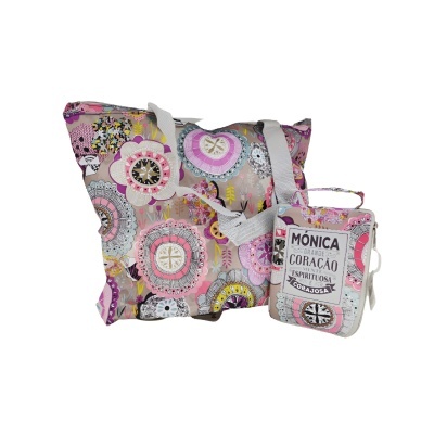 Conjunto de duas bolsas de tecido com padrão colorido e texto em português