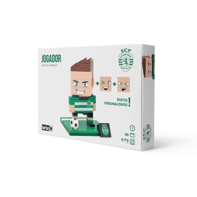 Caixa de blocos para montar jogador de futebol do Sporting com roupa verde e branca, bola e base, indica personalização de rostos.