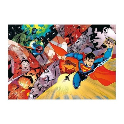 Banda desenhada colorida com Superman voando em destaque e painéis variados ao fundo