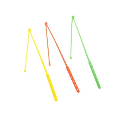 Três varas de pescar em plástico amarelo, laranja e verde