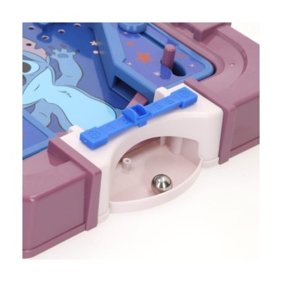 Jogo de tabuleiro colorido com personagem Stitch e esfera metálica