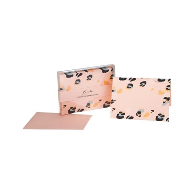 Conjunto de cartão e envelope cor-de-rosa com padrão de manchas coloridas e texto Joe Fresh