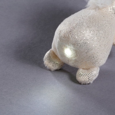 Parte inferior de figura decorativa branca brilhante sobre superfície cinzenta