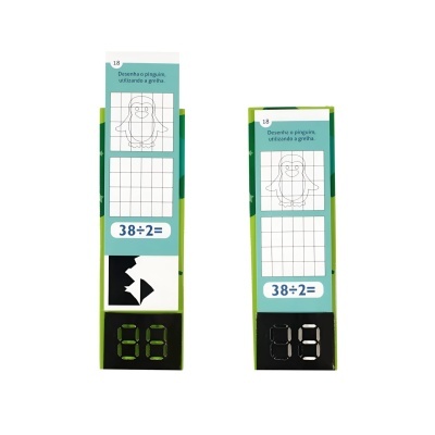 Dois marcadores ou etiquetas com instruções e problema matemático em português, fundo verde e branco.