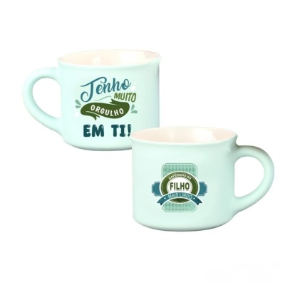 Dois copos de cerâmica azuis claros com texto em português