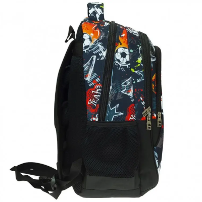 Mochila escolar colorida com padrão de futebol e estrelas, vista lateral