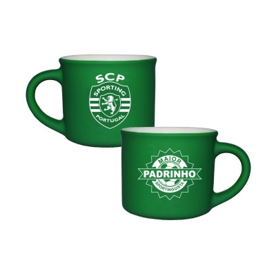 Duas canecas verdes com logotipo SCP e texto MAIOR PADRINHO SPORTINGUISTA em branco