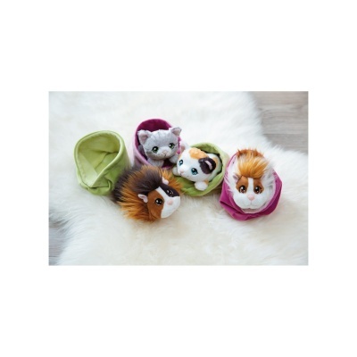 Peluches de animais pequenos em tons naturais sobre superfície branca macia