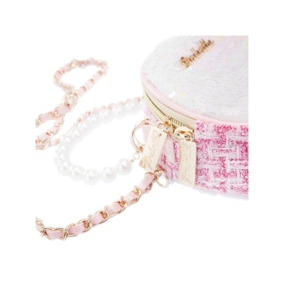 Mala redonda rosa com padrão tecido e lantejoulas brancas com alças de pérolas e correntes douradas