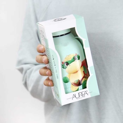 Garrafa reutilizável verde com desenho de dinossauro numa caixa branca com texto AUREA.