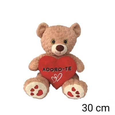 Ursinho de peluche castanho claro com coração vermelho e texto ADORO-TE