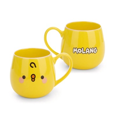 Duas canecas amarelas Molang com desenho e texto