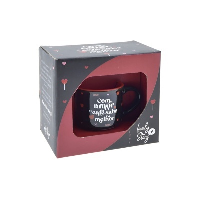 Caneca preta e vermelha com texto em caixa com design de corações